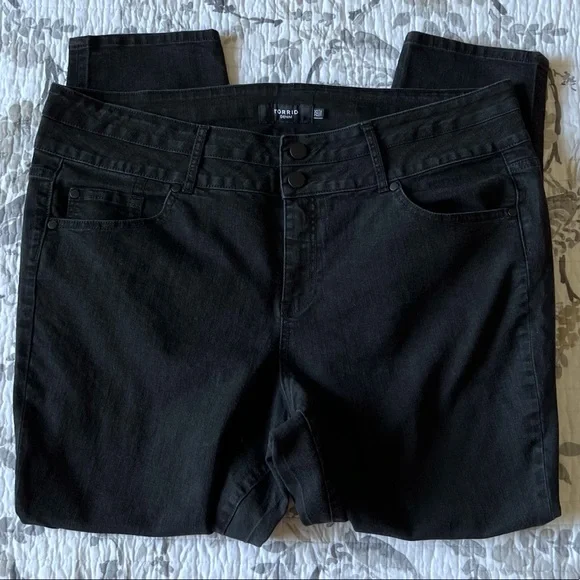 Torrid Denim Plus Size High Rise Skinny Jeans in Black • 22S - Picture 5 of 8
